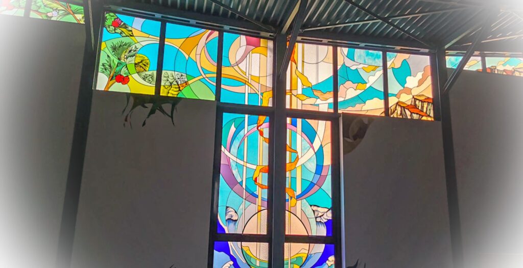 Vetrata dietro l'altare