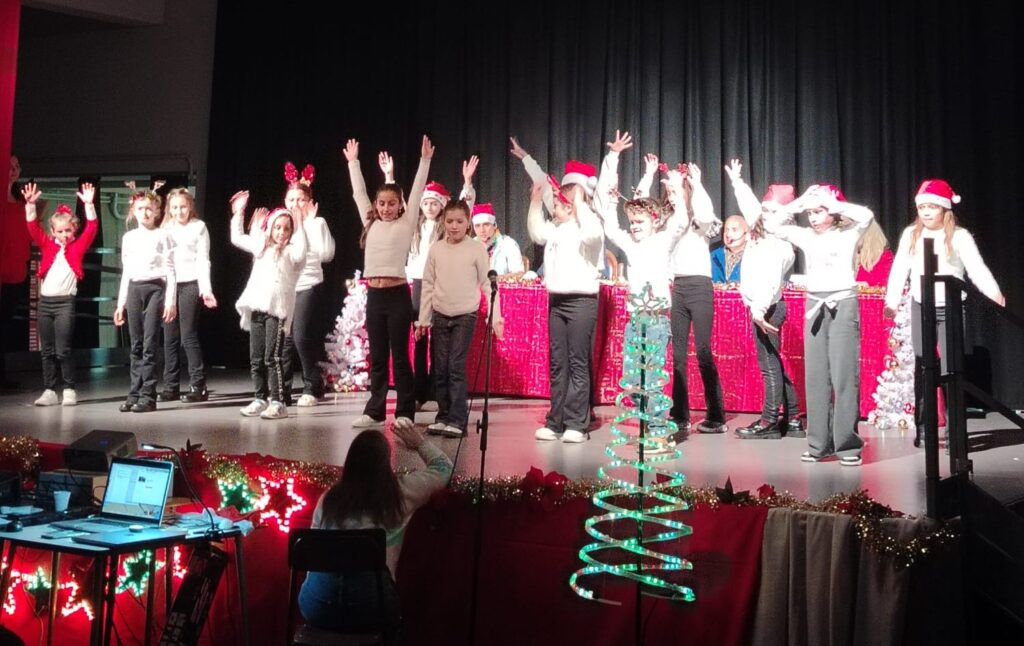 Momenti dello spettacolo con i ragazzi dell'oratorio