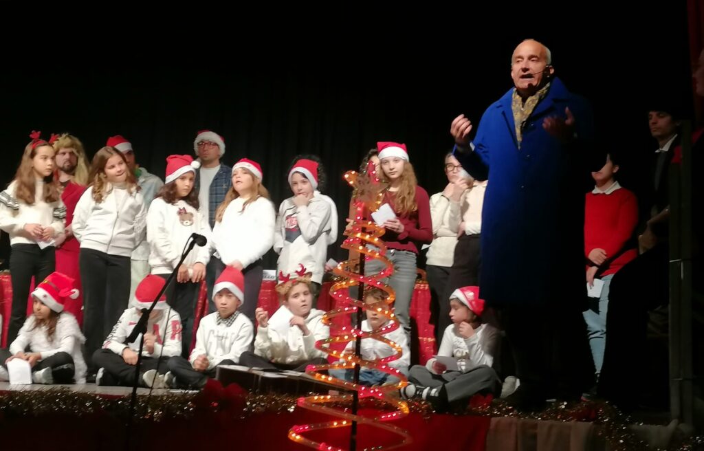 Momenti dello spettacolo con i ragazzi dell'oratorio