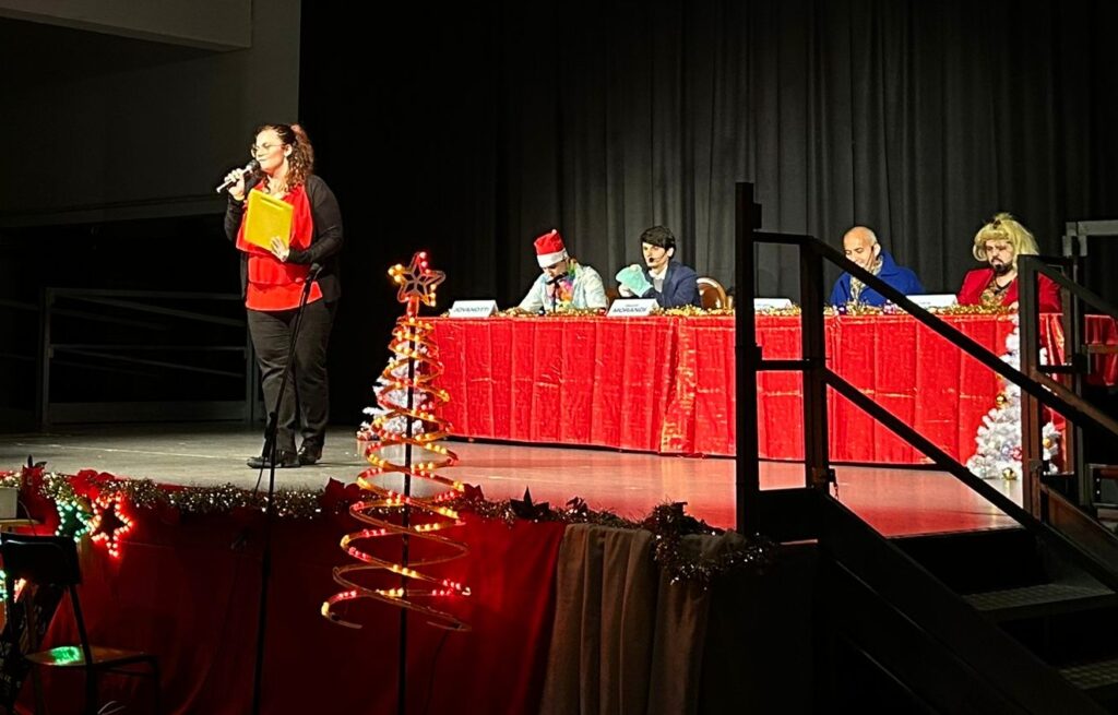 Momenti dello spettacolo con i ragazzi dell'oratorio