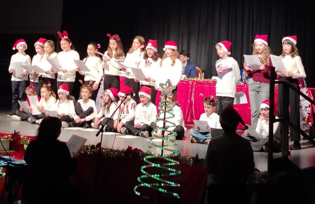 Momenti dello spettacolo con i ragazzi dell'oratorio