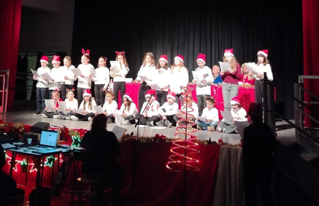 Momenti dello spettacolo con i ragazzi dell'oratorio