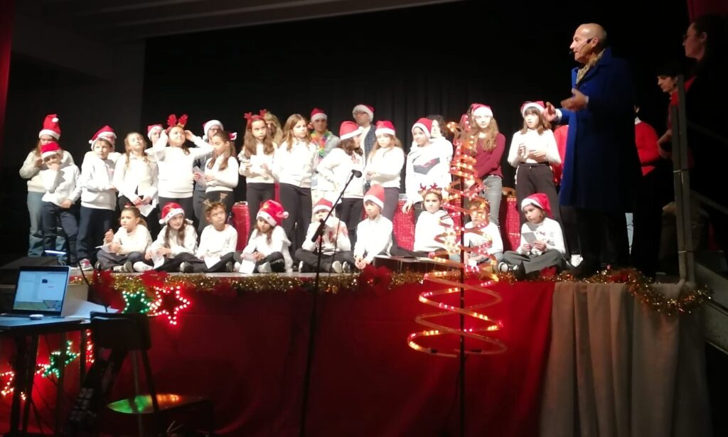 Momenti dello spettacolo con i ragazzi dell'oratorio