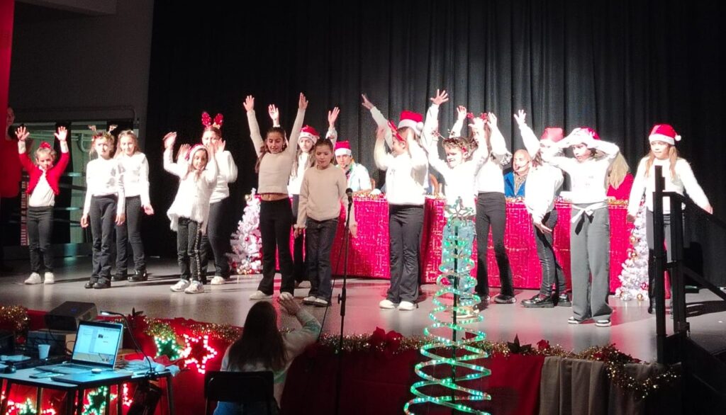 Momenti dello spettacolo con i ragazzi dell'oratorio