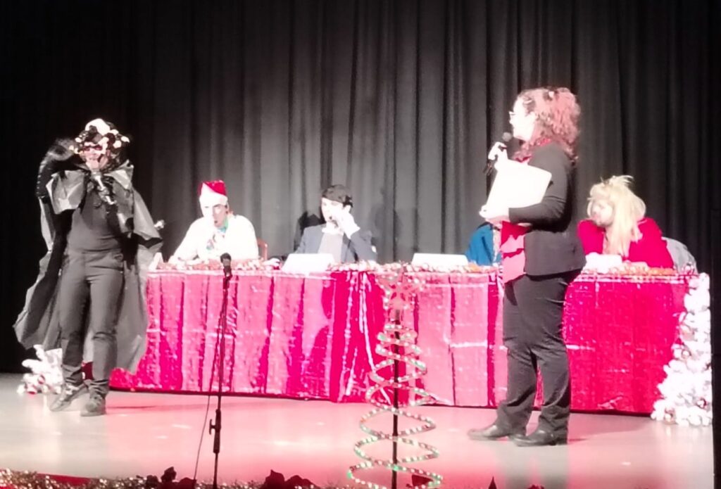 Momenti dello spettacolo con i ragazzi dell'oratorio