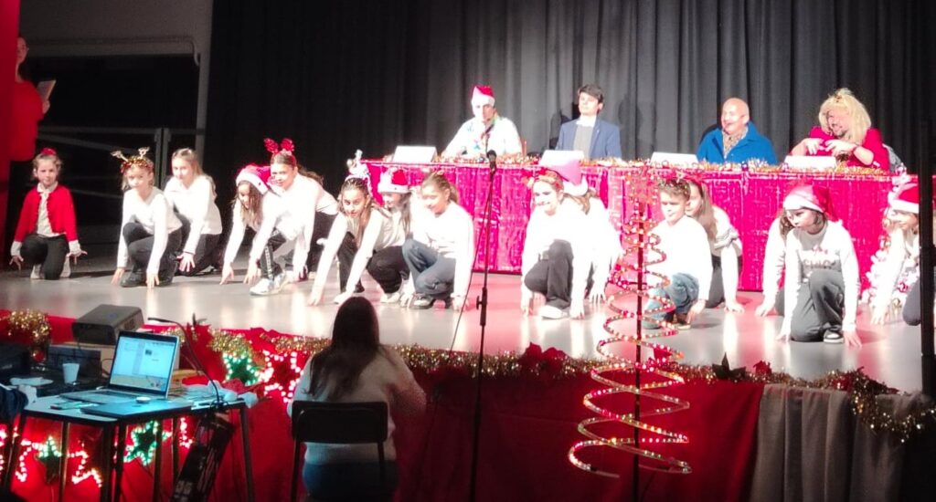 Momenti dello spettacolo con i ragazzi dell'oratorio