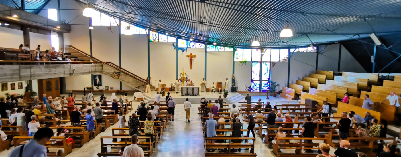 Interno della chiesa durante la S. Messa